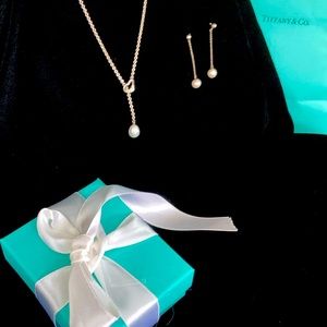 Beautiful Tiffany necklace and pearl earrings.